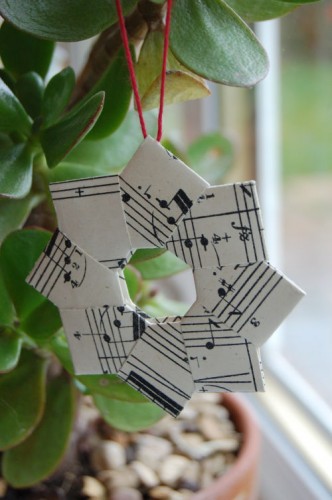 Estrellas origami de partituras musicales para colgar en el árbol